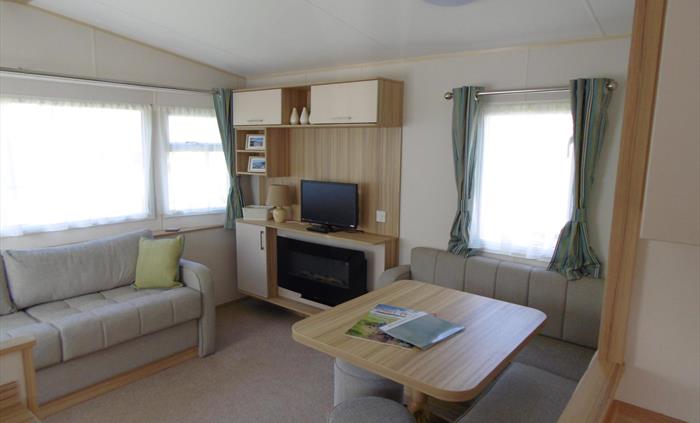 Spruce Lounge and dining area